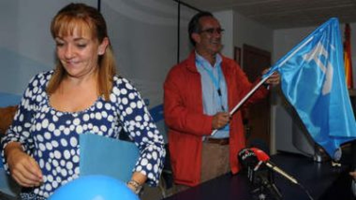Isabel Carrasco celebró la victoria junto a Cecilio Vallejo.