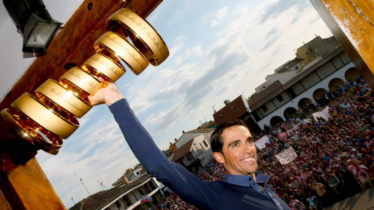 Contador dedica el trofeo de campeón a sus vecinos desde la Casa Consistorial de Pinto.