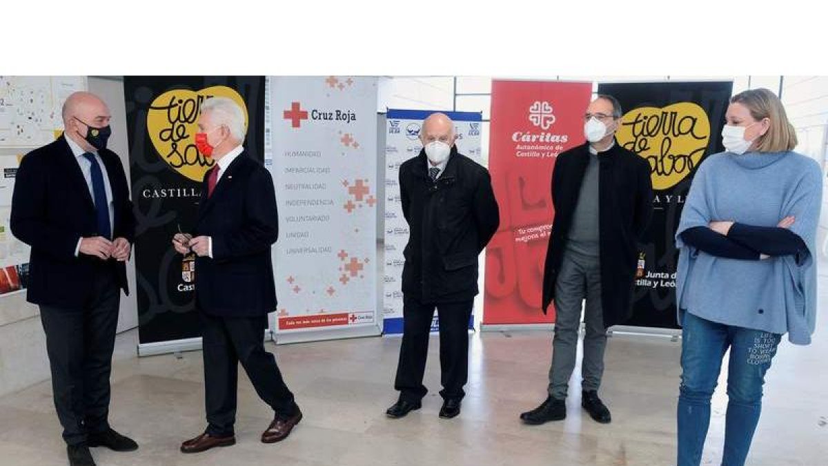 Junta y entidades sociales en el acto de compromiso de Tierra de Sabor, ayer en Valladolid. NACHO GALLEGO