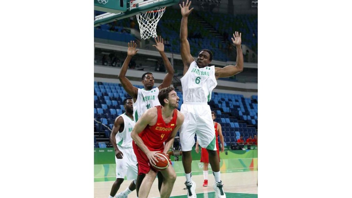 Gasol no pudo mostrar su mejor juego frente a Nigeria. URQUIJO