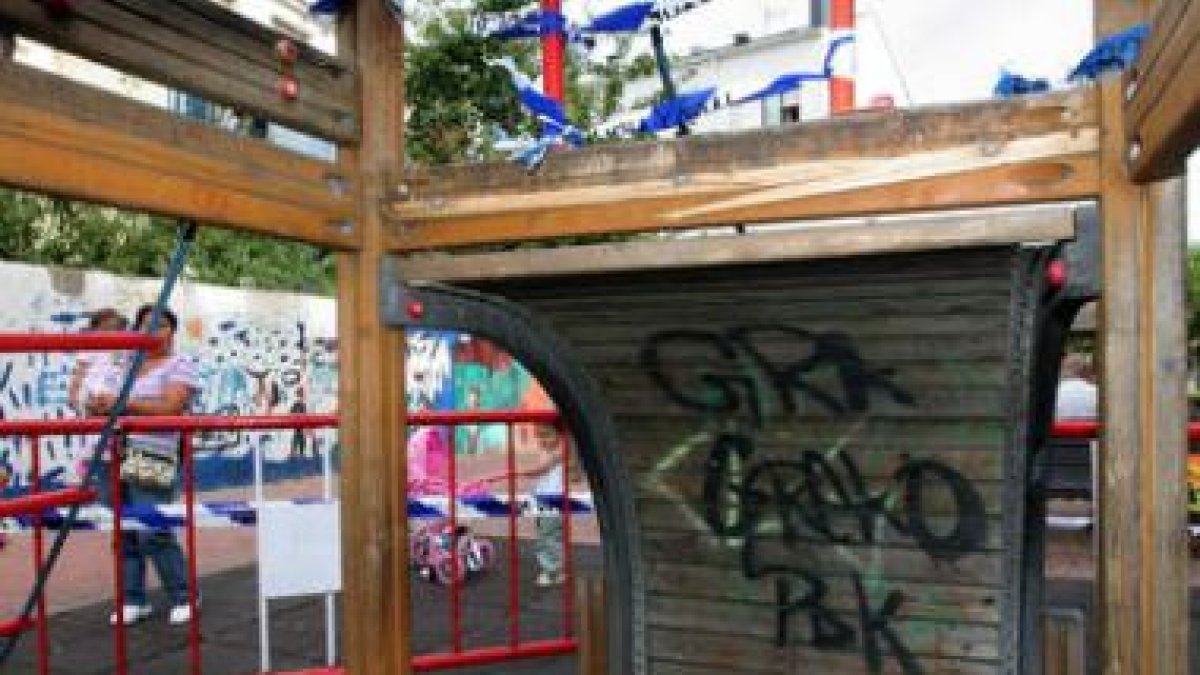 Parte del suelo de esta estructura se ha roto y a la vista quedan algunas astillas.