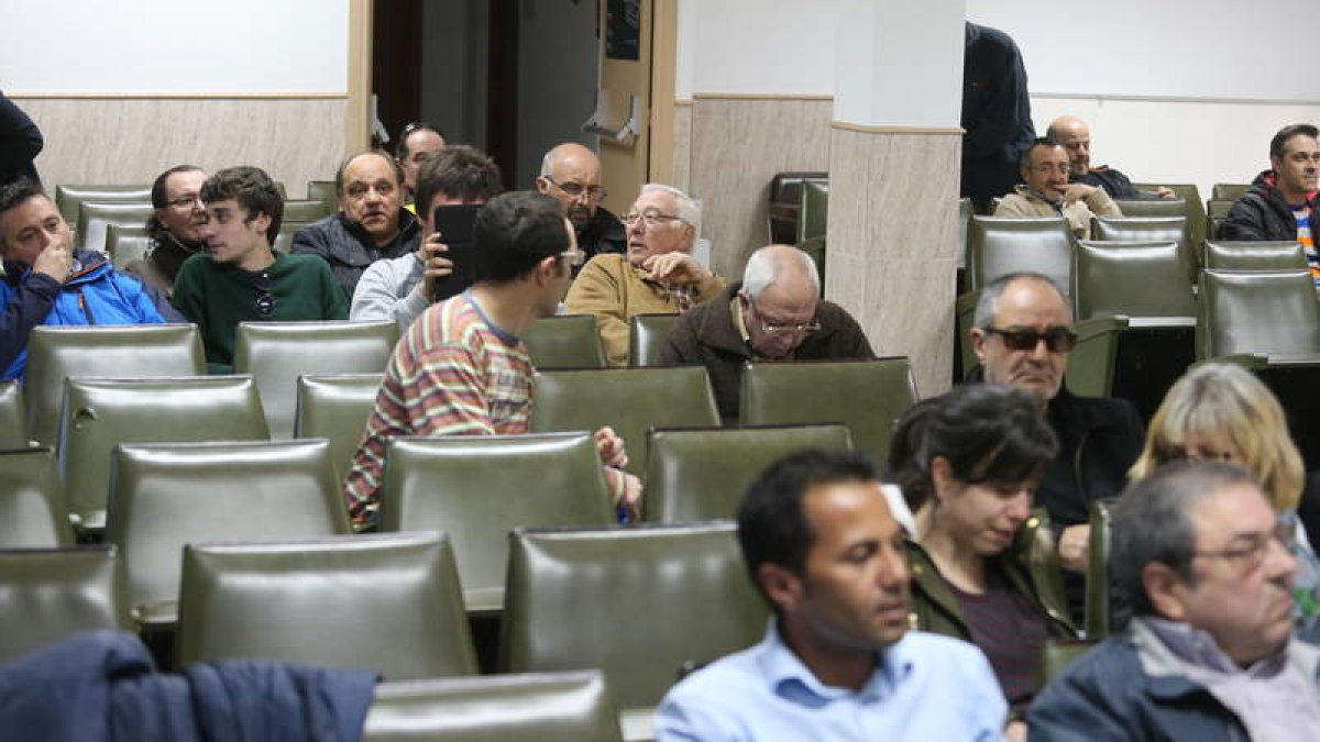 La asamblea tuvo lugar en el salón de actos de UGT.