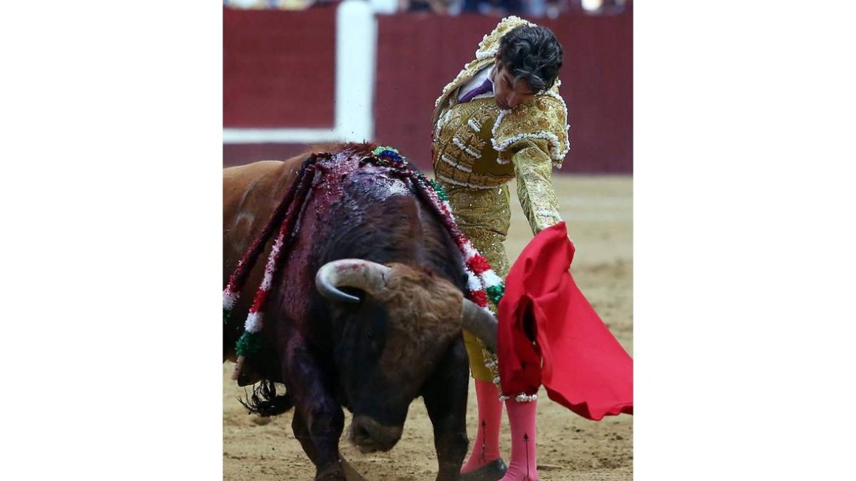 José Tomás desplegó el toreo al natural y ofreció los mejores momentos de la tarde.