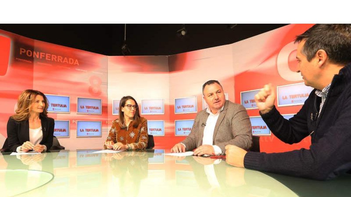 Marisa Vázquez, Silvia García Nogueiro, Eduardo Morán y Juan Carlos Franco, en el programa La Tertulia de esta semana. ANA F. BARREDO
