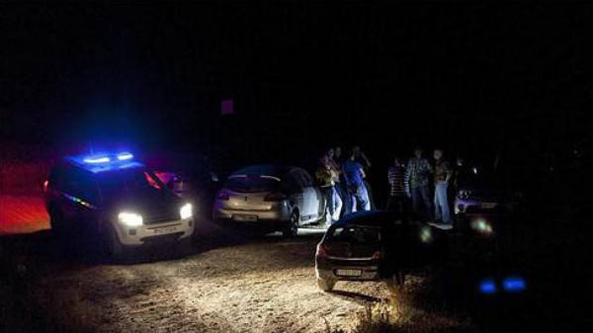 Coches de Policia y los familiares de las víctimas se acercan al lugar de los hechos