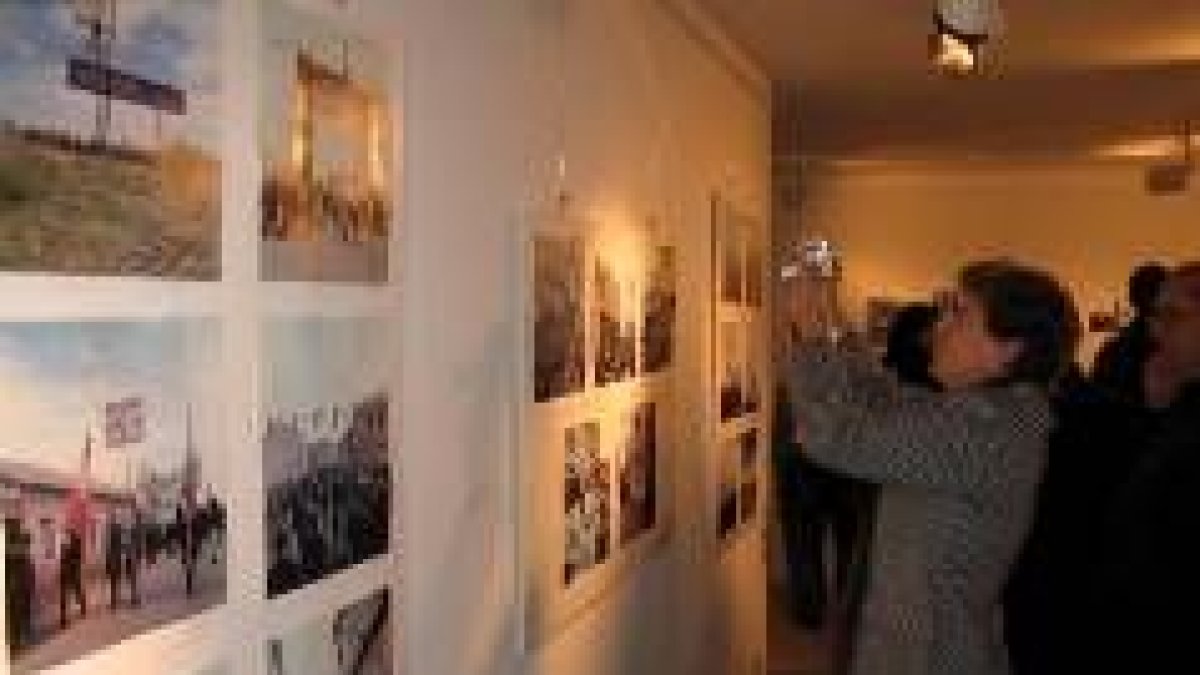 Una mujer hace fotos en la zona dedicada a la visita de Franco en 1962