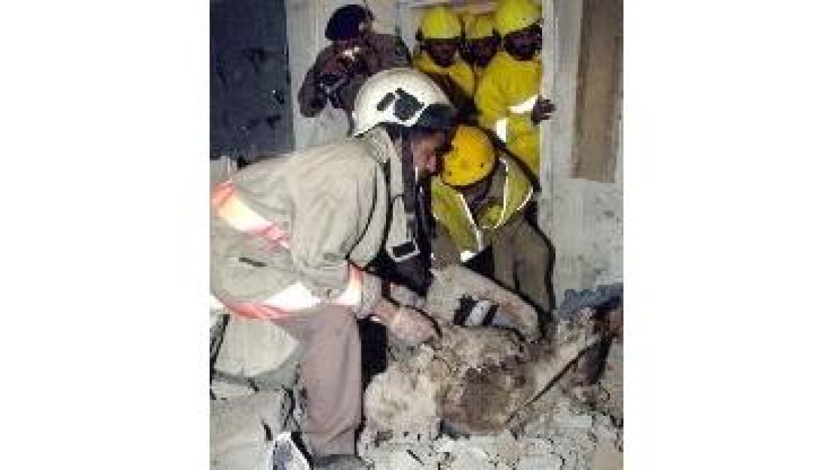 Bomberos saudíes rescatan el cuerpo de una de las víctimas del atentado