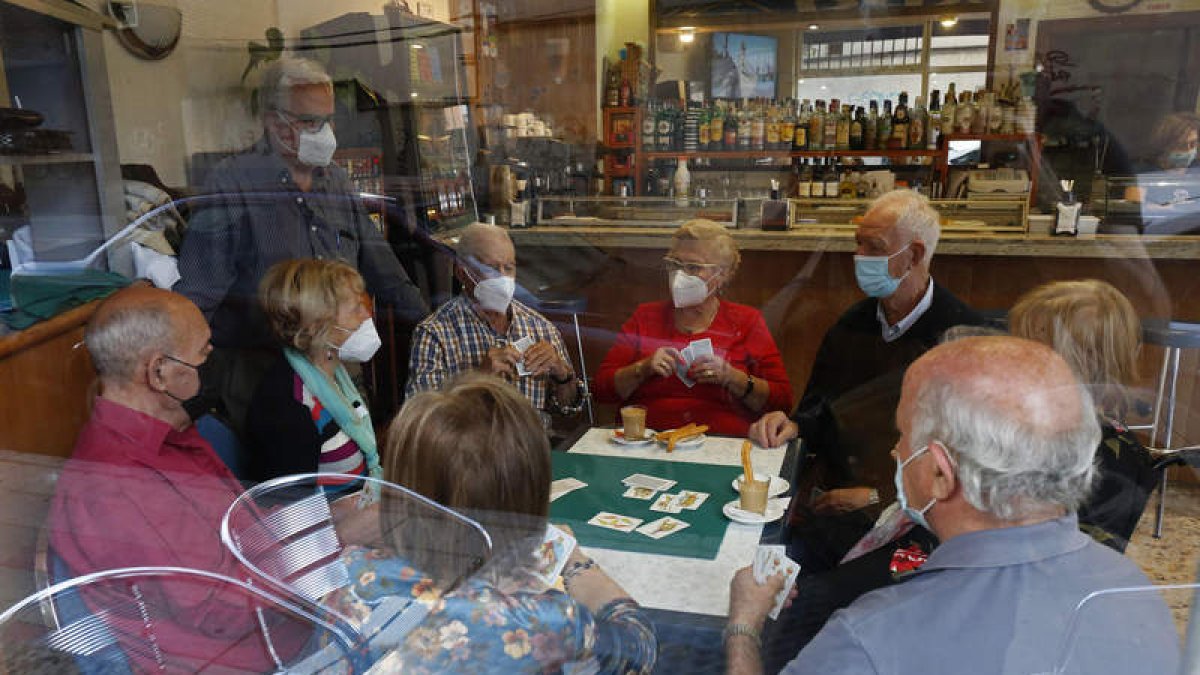 La vida en miniatura de un bar de antes en La Puentecilla. GAITERO