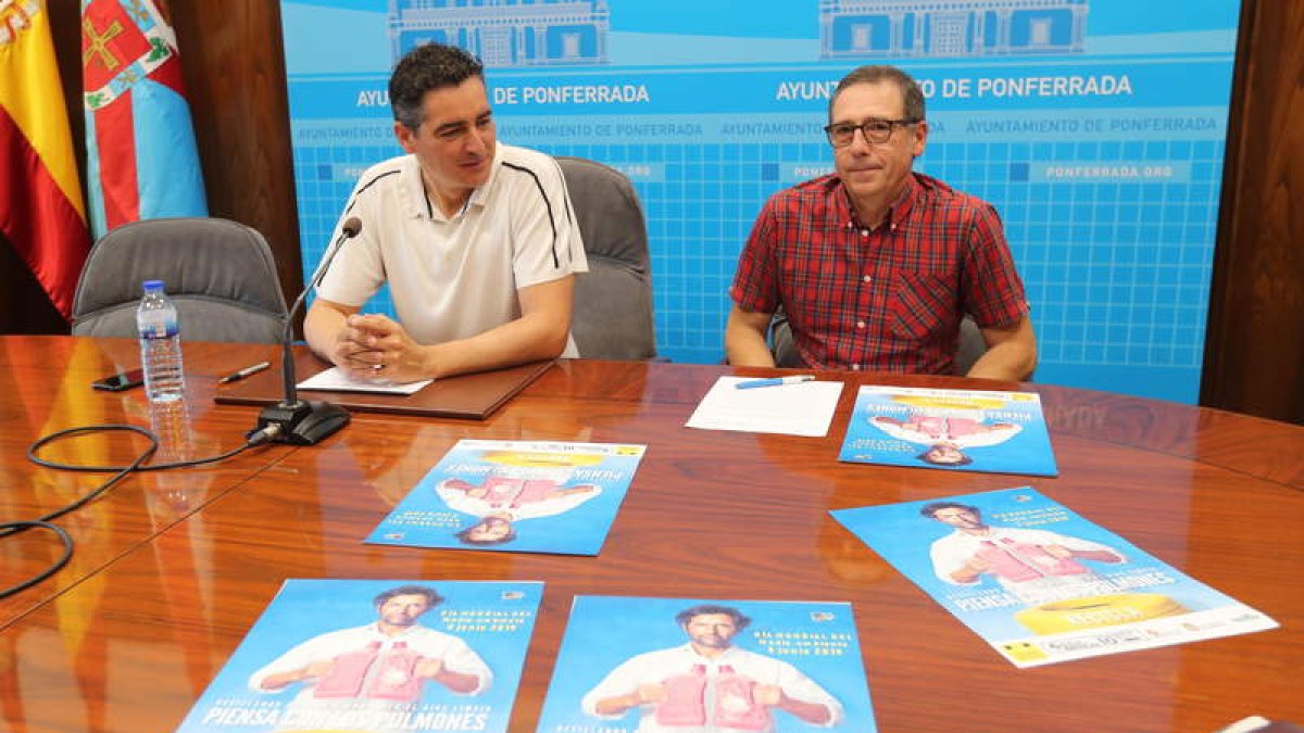 Roberto Mendo, con uno de los funcionarios de su área. L. DE LA MATA