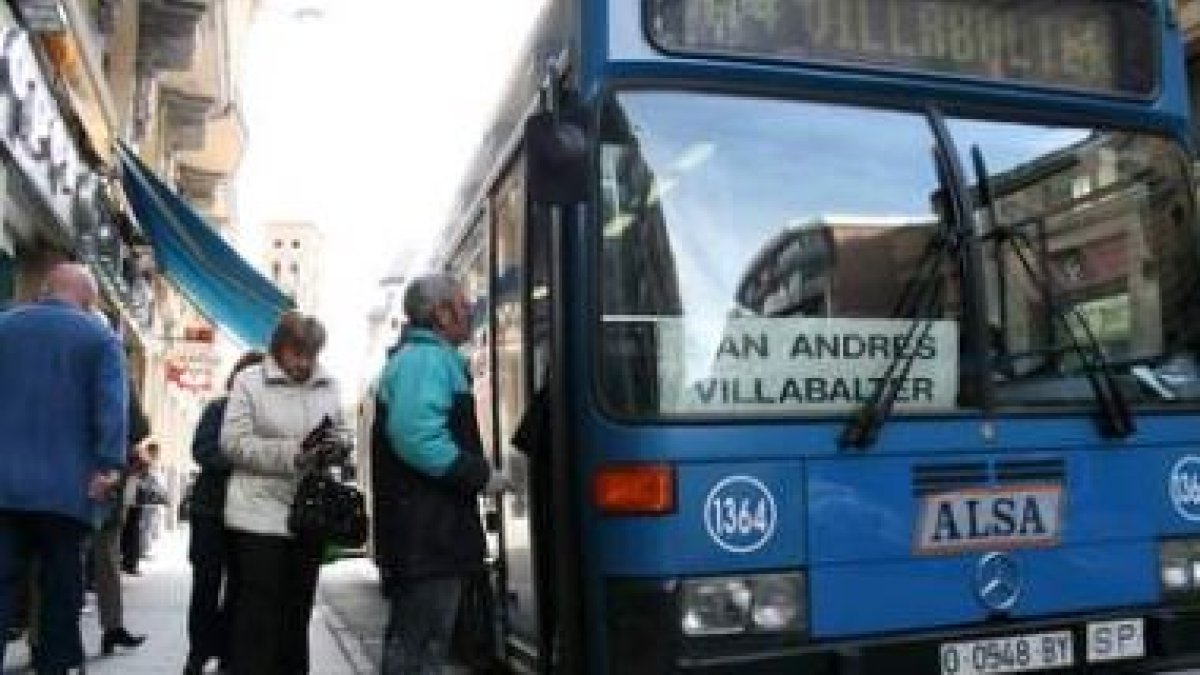 Uno de los autobuses de la empresa Alsa que circula por los distintos núcleos urbanos del municipio