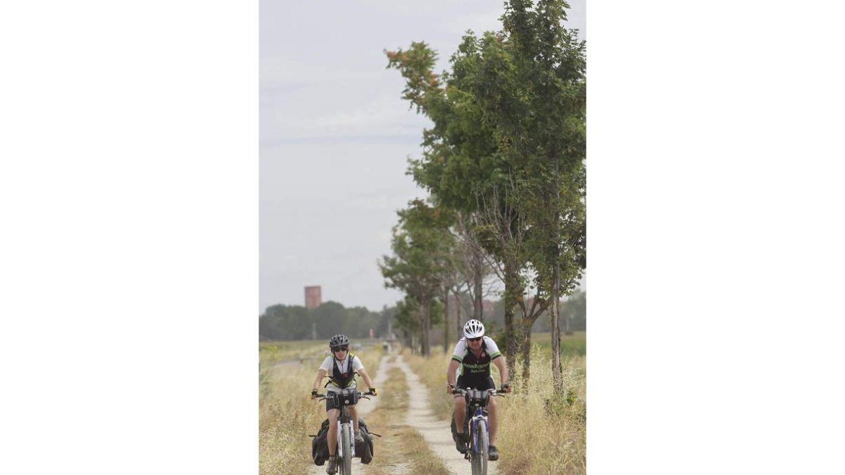 Dos peregrinos recorren en bicicleta el Camino de Santiago a su paso por tierras leonesas