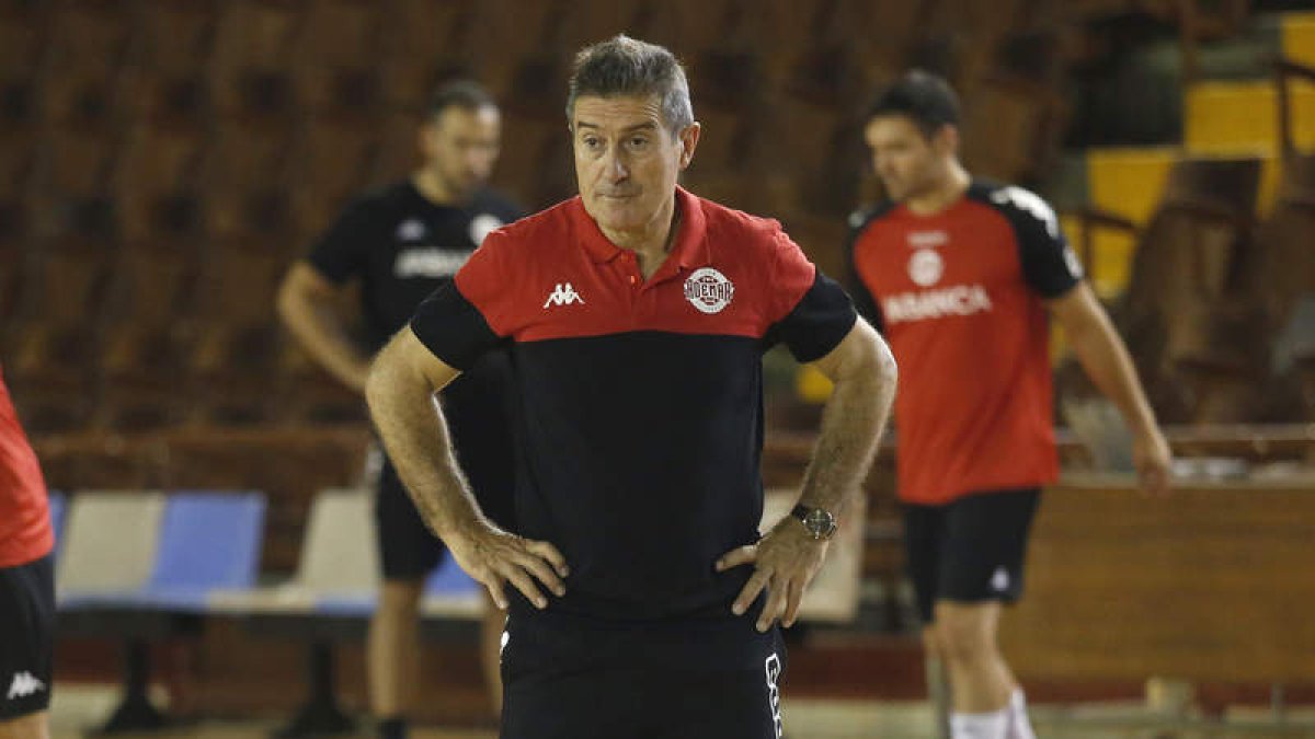 Manolo Cadenas buscará que el equipo muestre buenas sensaciones frente al FC Porto. FERNANDO OTERO