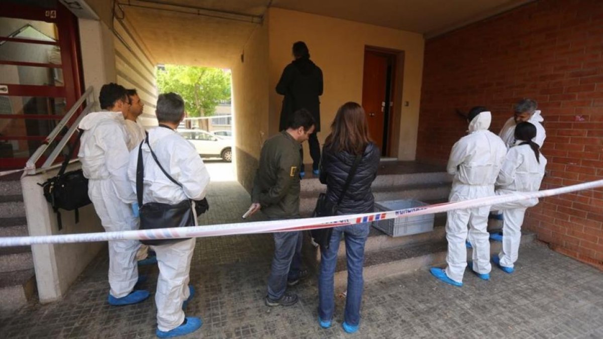La unidad científica de los Mossos llega al domicilio en el que se ha producido el doble homicidio.