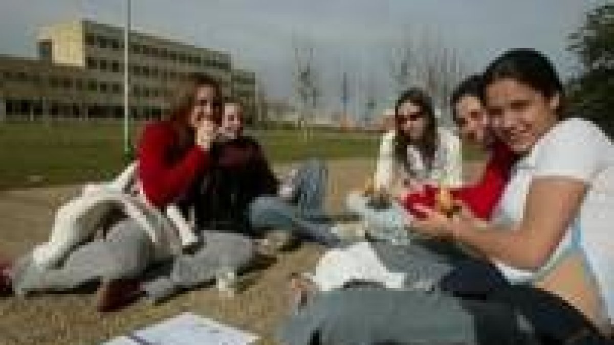 El buen tiempo animó a los estudiantes a comer en el césped