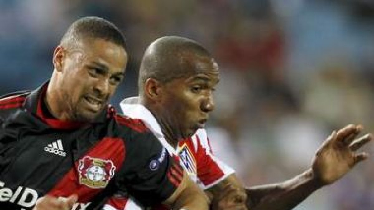 Pablo Assunsao, a la derecha, pelea con Sidney Sam.