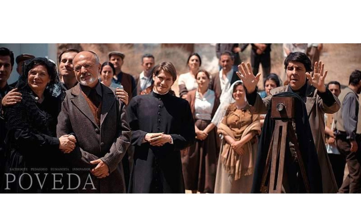 Una escena de la película donde aparece, con sotana, el actor sahagunino Javier Bermejo, que interpreta al sacerdote Vicente Ayllón, gran compañero de Poveda. DL