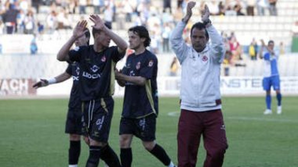 Rubén García, Santi Santos, Dani Cobo y el entrenador Álvaro Cervera agradecen con aplausos el apoyo