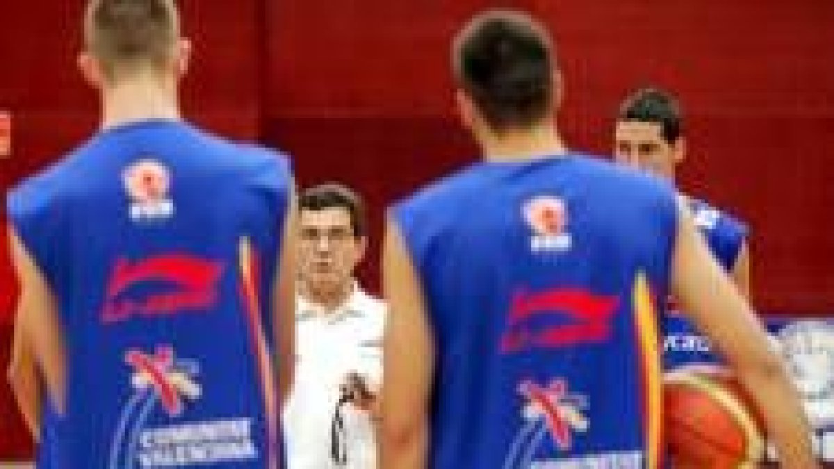 El técnico en uno de los últimos entrenamientos con la selección antes de partir a Belgrado