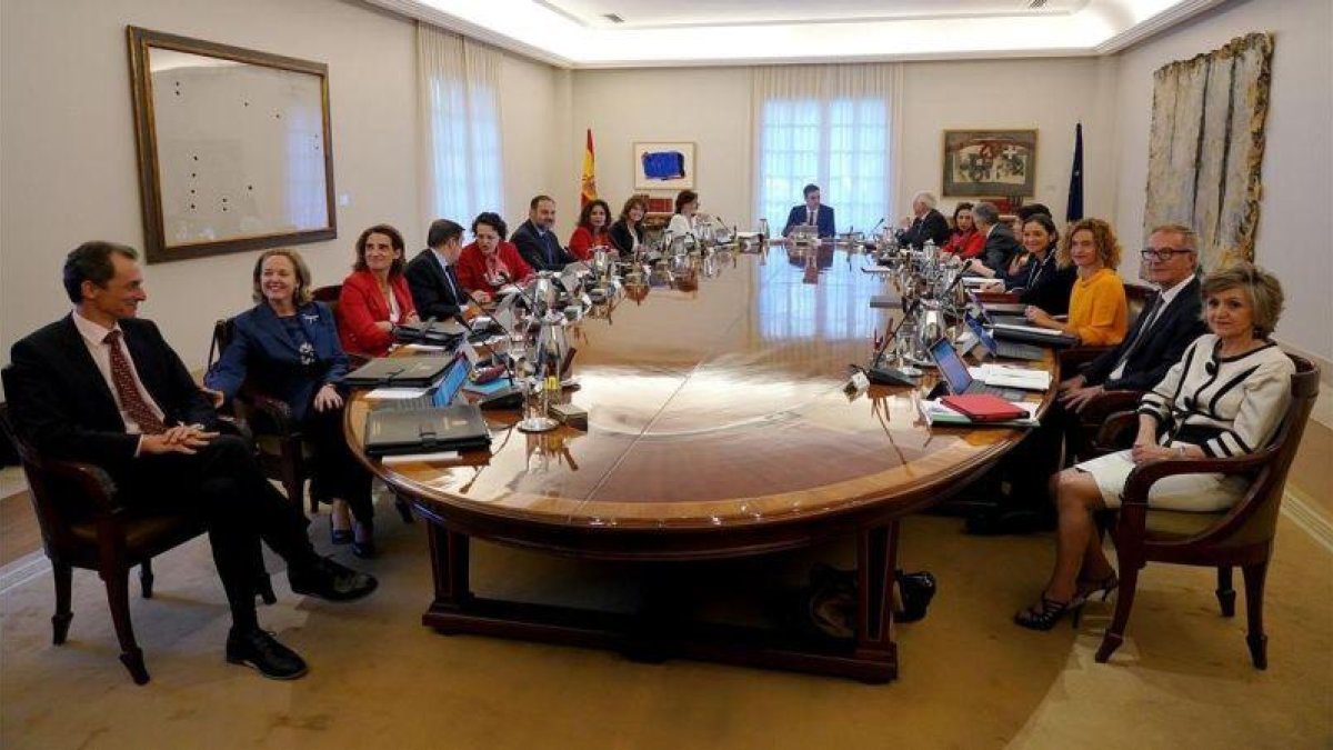 Pedro Sanchez preside el Consejo de Ministros en el palacio de la Moncloa.