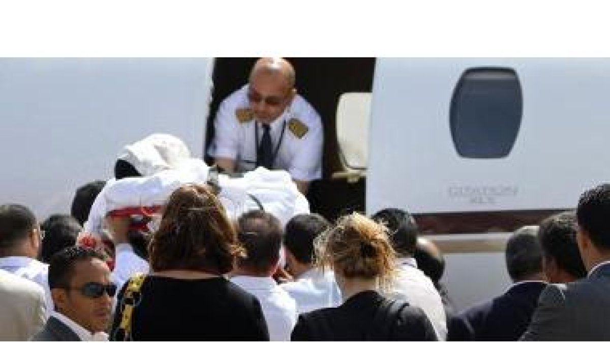 Ruben van Assouw es introducido en el avión que hoy le ha trasladado a Holanda desde Trípoli.