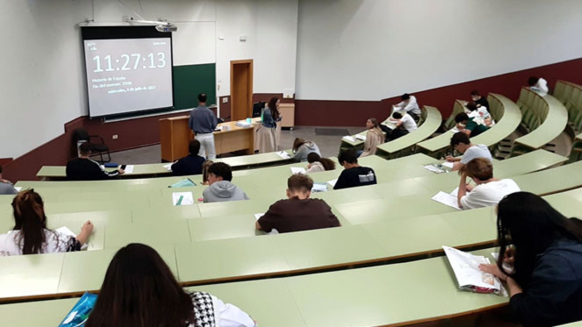 Estudiantes en una prueba de acceso a la Universidad. REDACCIÓN