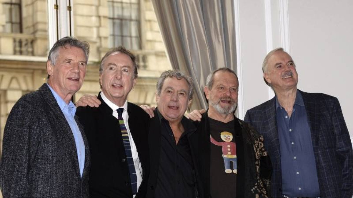 Los cinco componentes del grupo cómico británico Monty Python posan para los fotógrafos hoy en Londres.