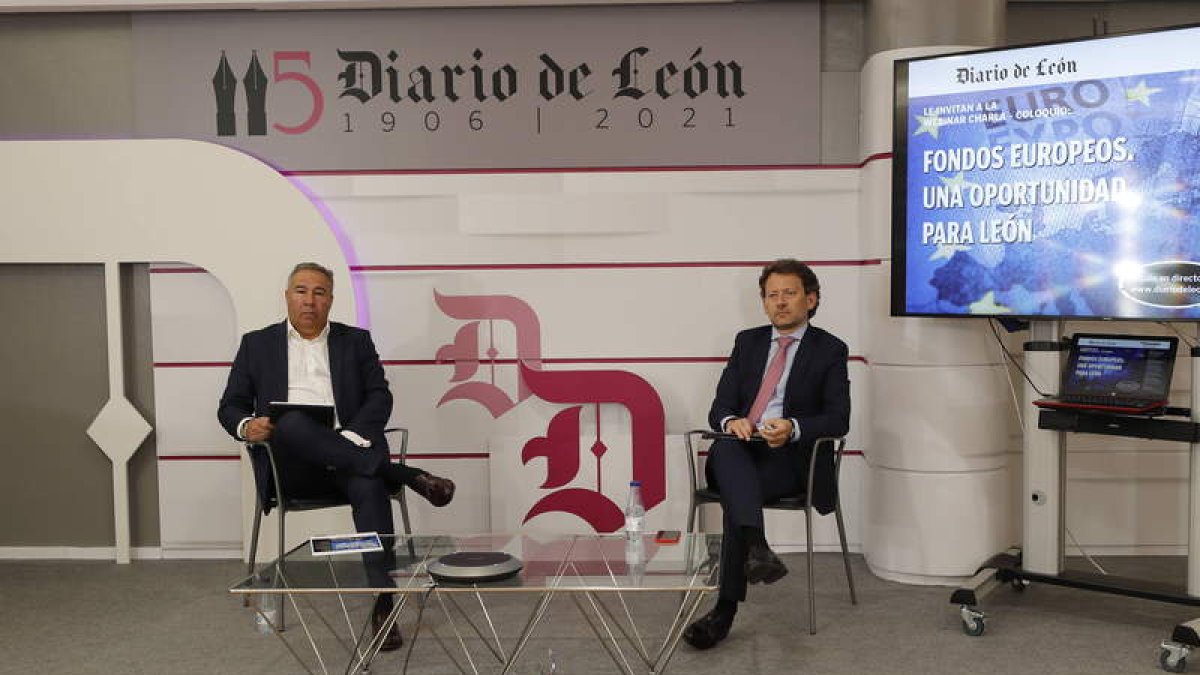 El director de Diario de León, Joaquín S. Torné, acompañado de Enrique Suárez, durante el foro económico en el que también participaron por vía telemática Nuria González, Rosa Cuesta y Carmen Urraca. RAMIRO