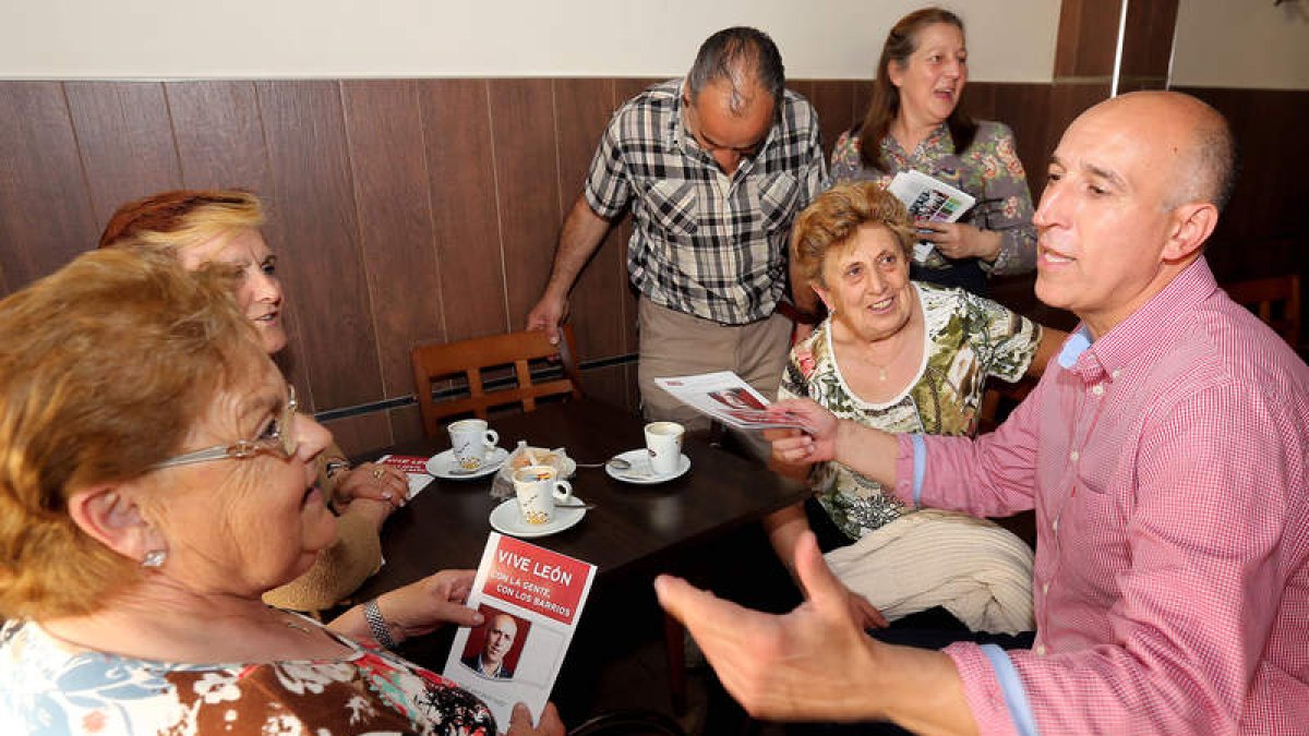 Diez, junto a un grupo de vecinas ayer por la tarde en un bar de Trobajo del Cerecedo