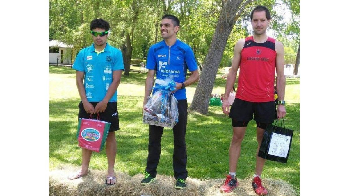 Rubén Mediavilla en el centro del podio junto a Viñuela y Castro. DL