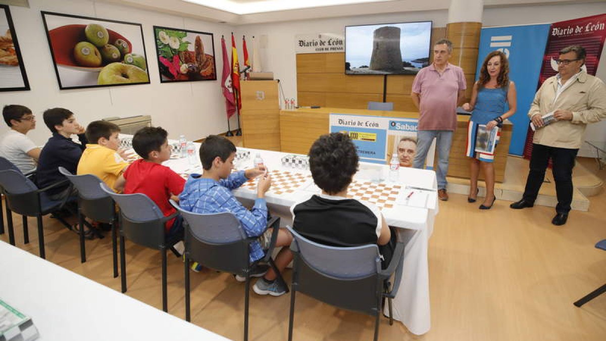 Cristina Santos (Sabadell-Herrero), en el centro de la imagen de pie, junto a Estremera y Sión. RAMIRO