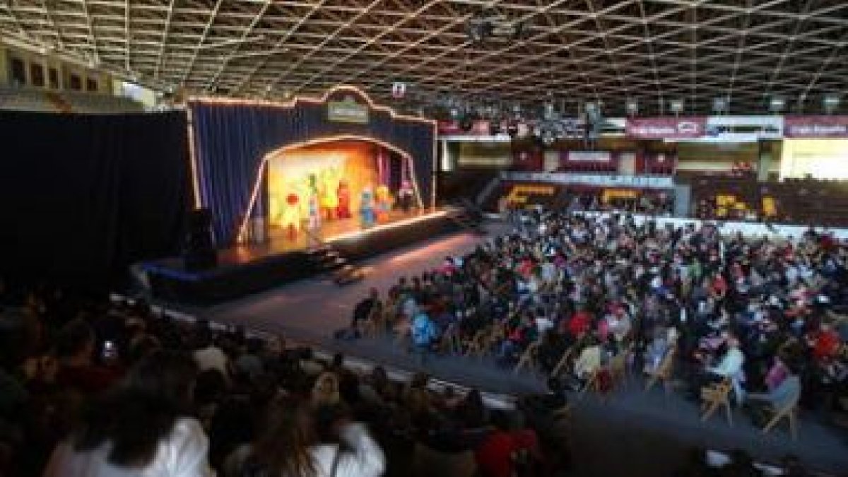 Miles de niños leoneses llenaron ayer el Palacio de Deportes para ver de cerca a los protagonistas d