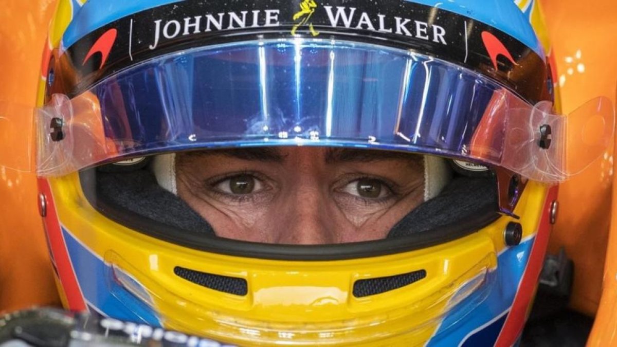 Fernando Alonso, pensativo en el box de McLaren-Honda en el circuito de Spa (Bélgica).