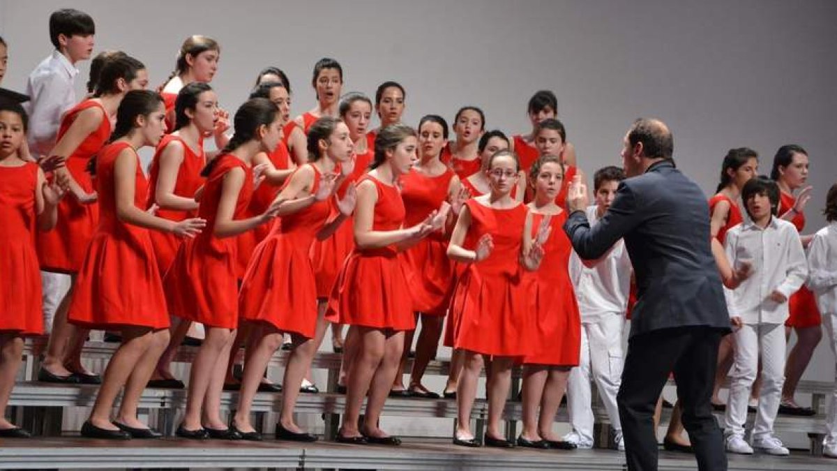 Imagen de archivo de la agrupación Carmelitas In Crescendo, que participará mañana en el concierto de El Corte Inglés. DL