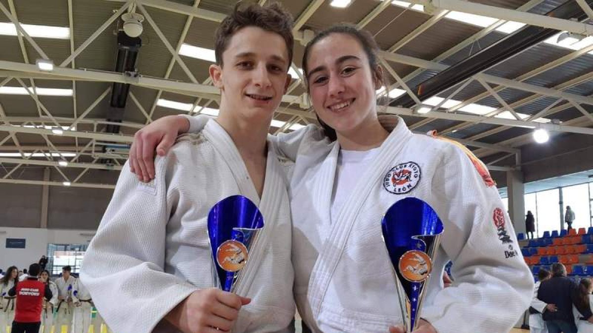 Miguel Ángel Martínez y Daniela Agudo posan con sus trofeos. DL