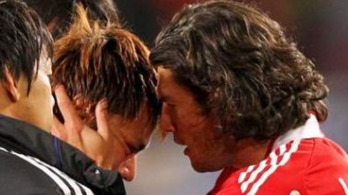 Nelson Valdez consuela al japonés Yuichi Kamono, que falló el penalti.