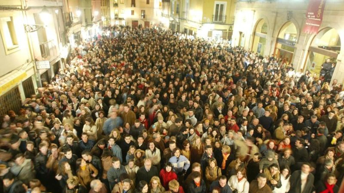 Procesión iconoclasta del Entierro de Genarín en la llamada 'Plaza de Tiendas', la plaza de San Martín, la madrugada del Jueves al Viernes Santo de 2004.