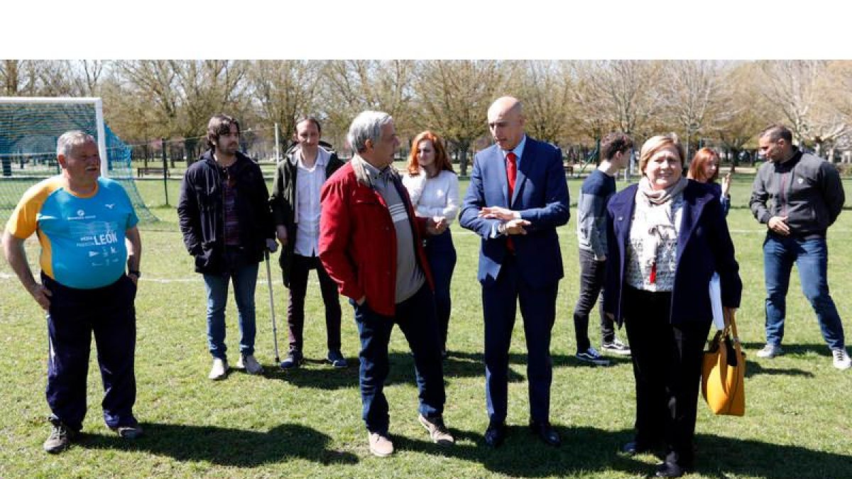 José García y José Antonio Diez visitando el terreno de juego tras la firma del convenio. MARCIANO PÉREZ