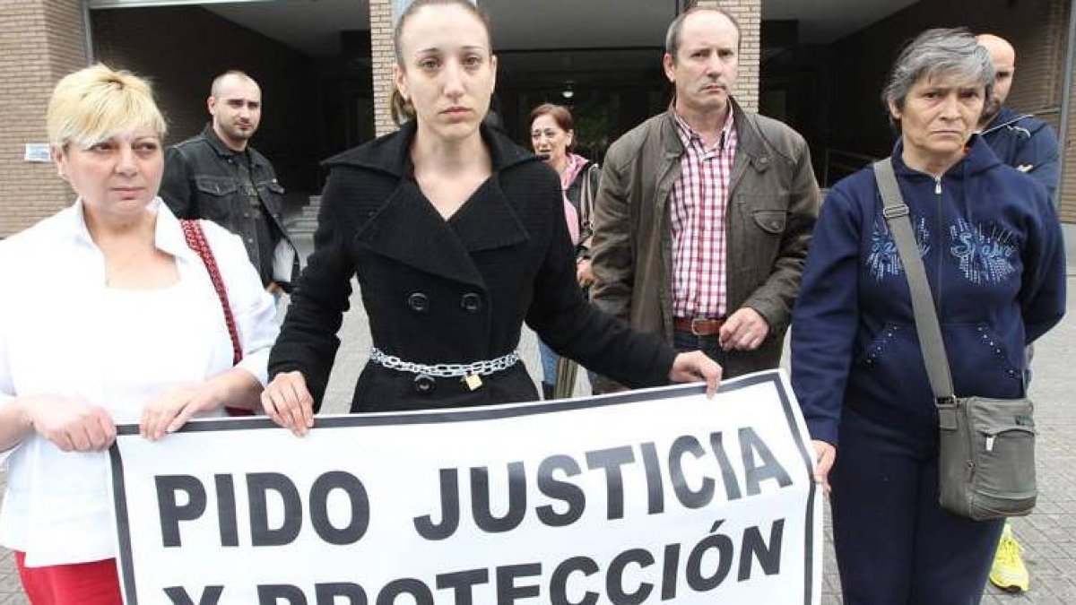 Sheila Antúnez, encadenada a una farola a las puertas de los juzgados, con familiares y amigos.