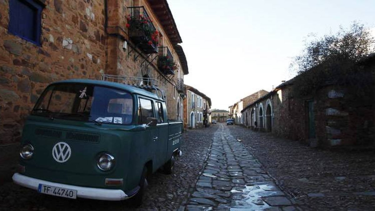 La conservación de la arquitectura tradicional y el empedrado de las calles convierten al pueblo en un plató excepcional.