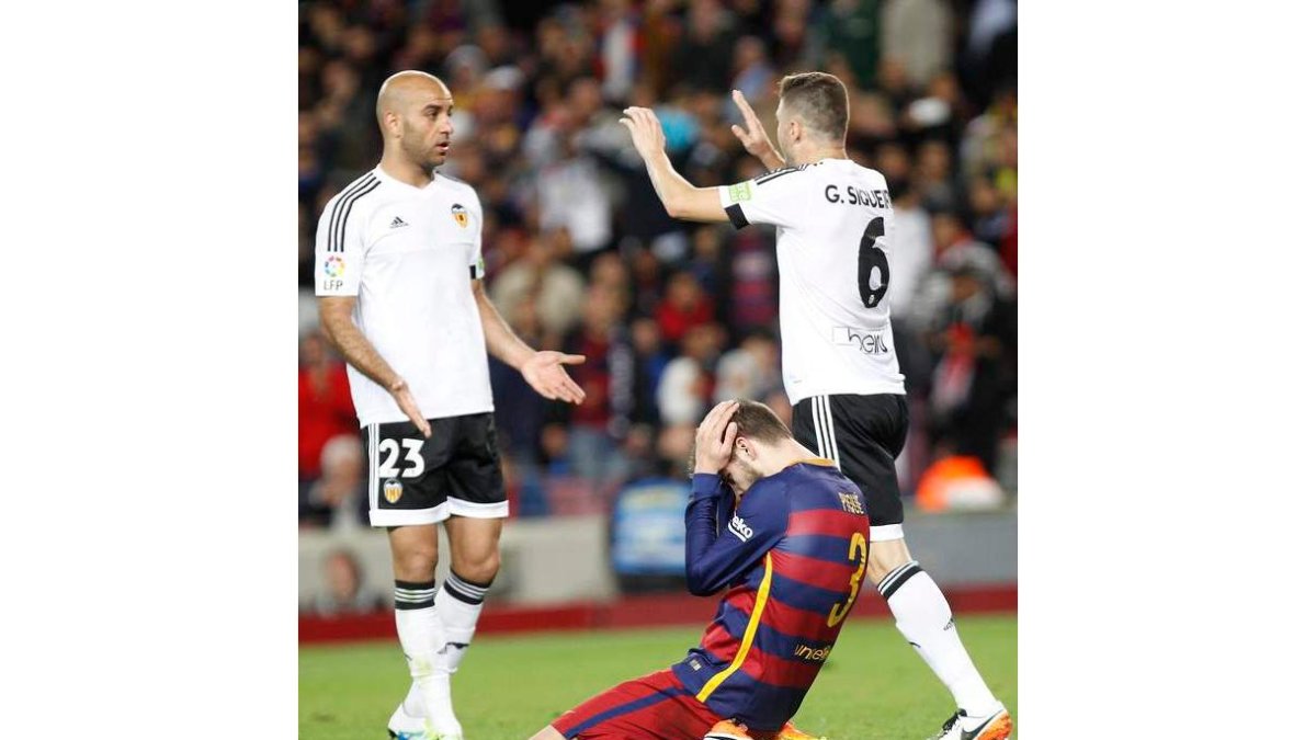 Piqué lamenta una ocasión fallada durante el partido ante el Valencia. QUIQUE GARCÍA