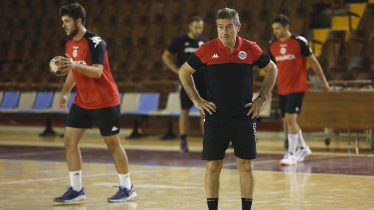 Primer entrenamiento del Ademar con Manolo Cadenas. F. Otero Perandones.