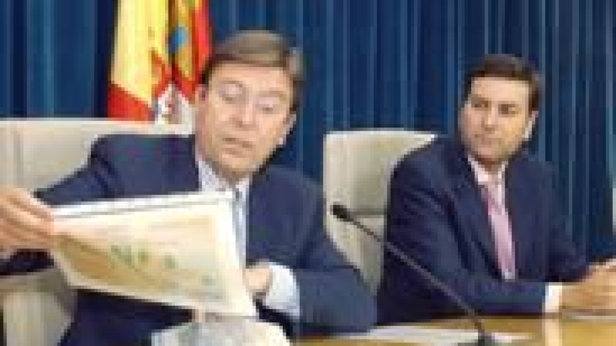 Fernández Santiago, junto a Mañueco, ayer en Valladolid