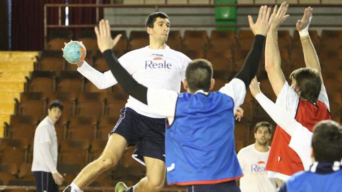 El lateral serbio Pedja Dacevic en una acción de juego durante el entrenamiento del lunes en el Palacio de Deportes.