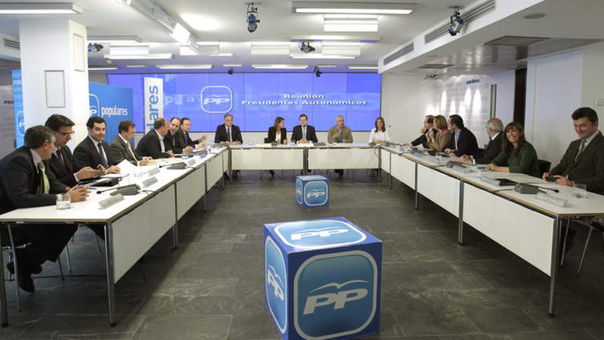 Rajoy se reunió ayer con los presidentes autonómicos de su partido. Juan Vicente Herrera es el sexto de la mesa derecha.