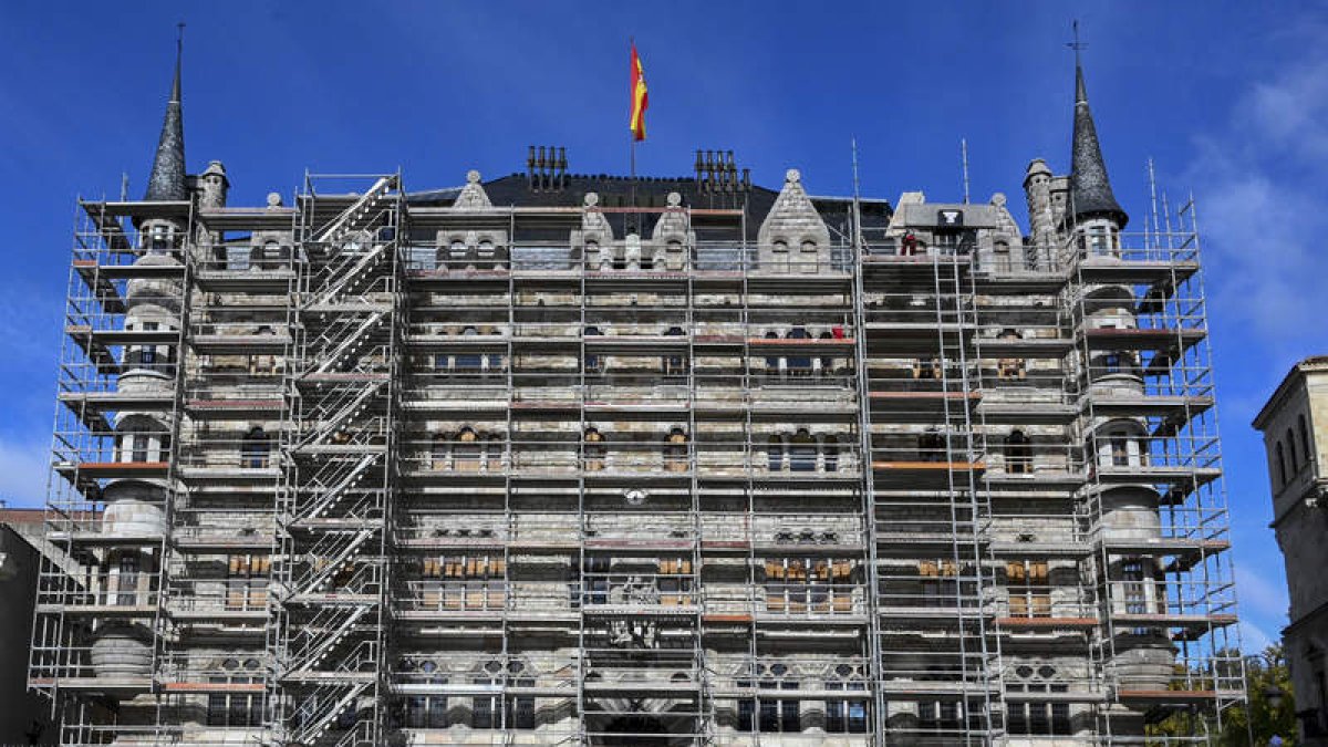 El monasterio de San Pedro de Eslonza; y el Museo Casa Botines Gaudí, actualmente en restauración. MARCIANO PÉREZ / J. CASARES