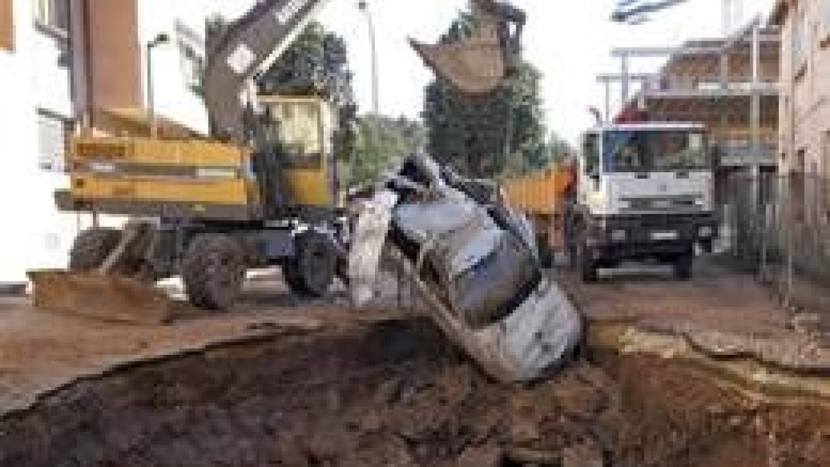 La rotura de una tubería de agua en Burgos provocó ayer el hundimiento de dos coches en plena calle