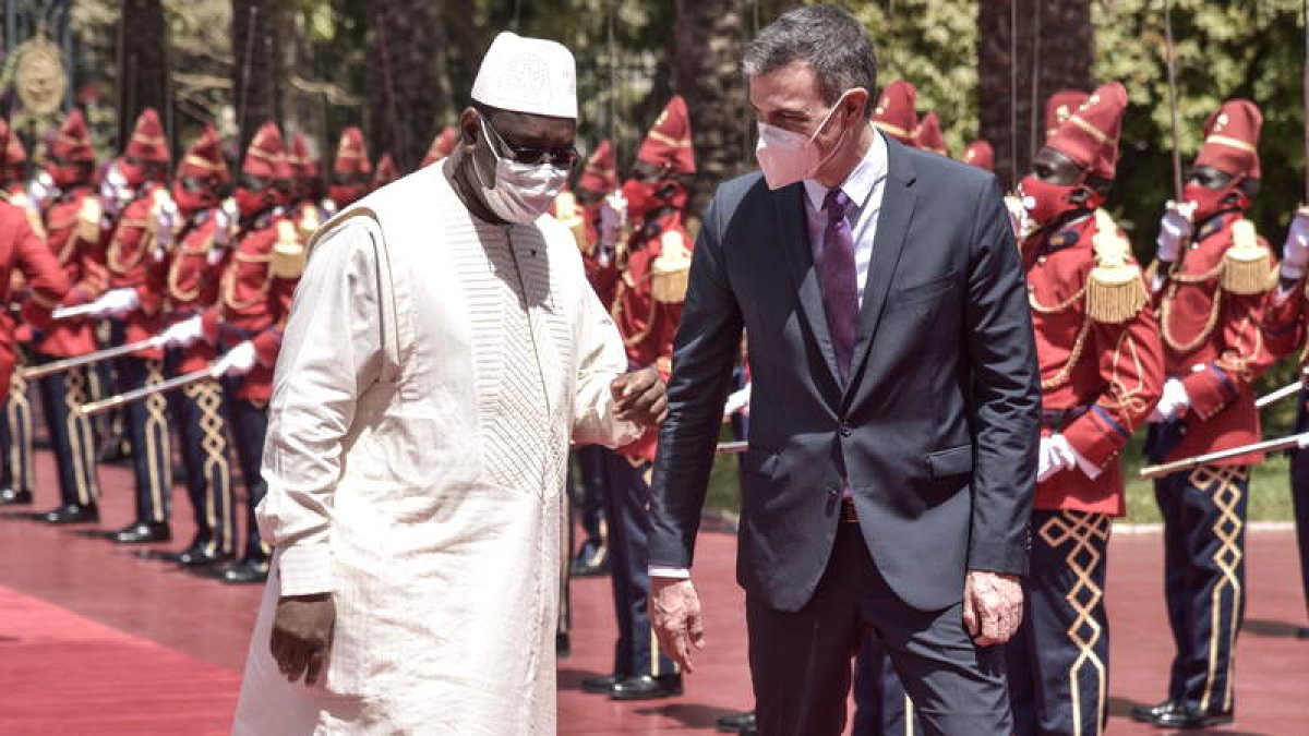 Pedro Sánchez ayer, con el presidente de Senegal, Macky Sall, en su visita oficial al país. SEYLLOU / POOL