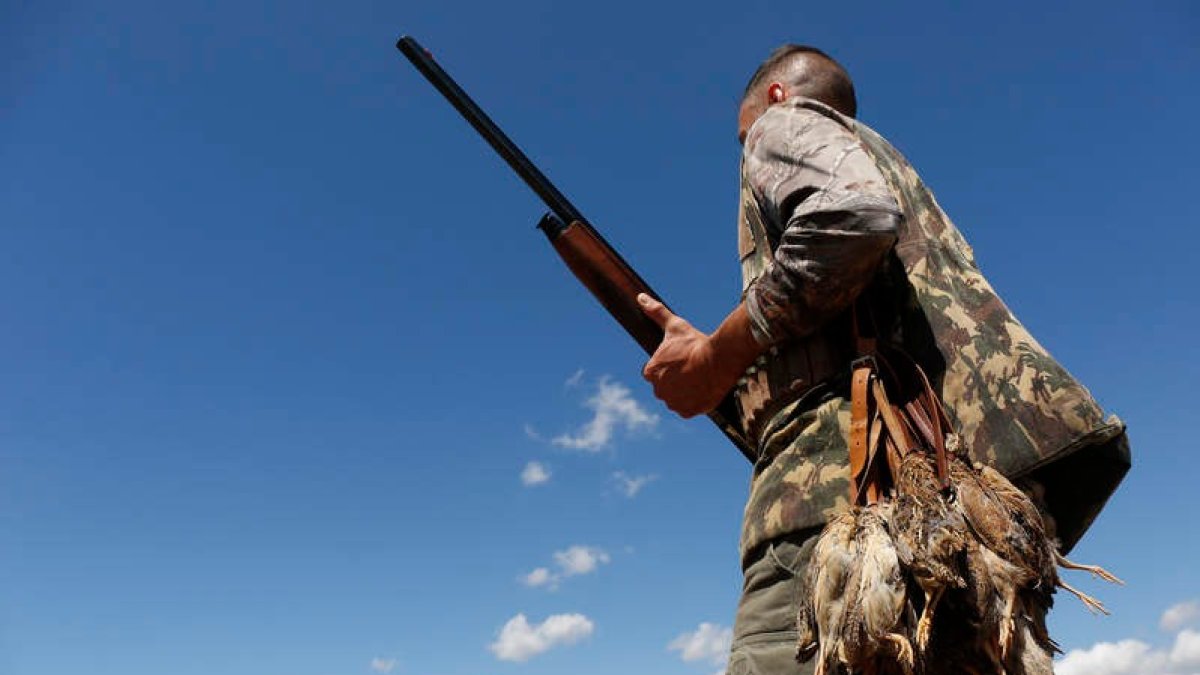 Un cazador en una jornada de actividad. FERNANDO OTERO