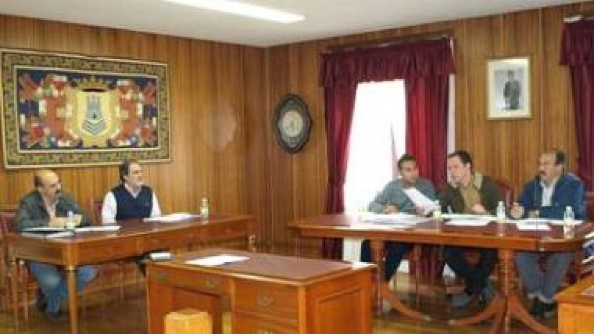 Todos los grupos políticos de Riaño acordaron ayer nuevas inversiones en urbanismo.