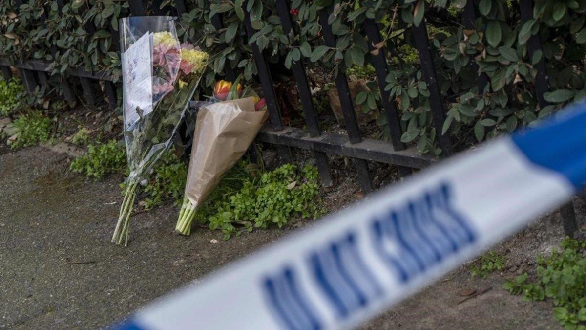 Flores en el barrio de Leyton donde murió asesinado David Martínez.